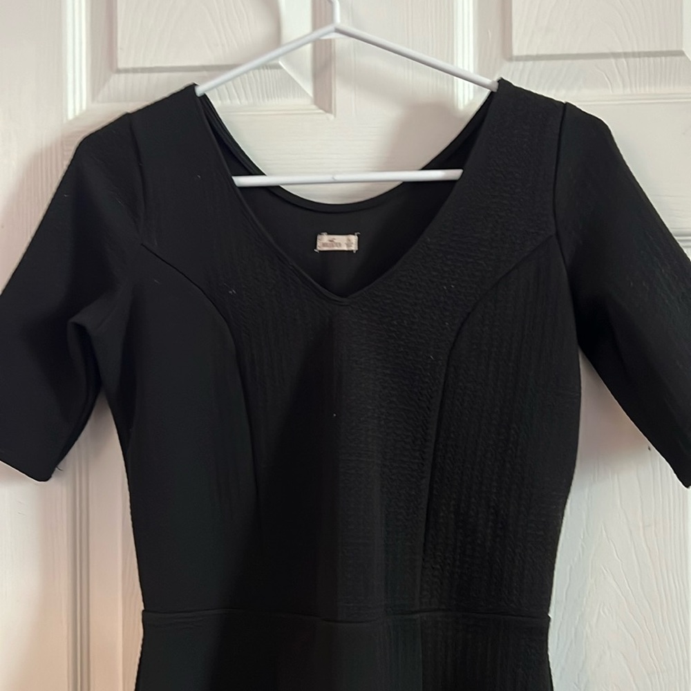 Black short sleeve v neck dress from hollister